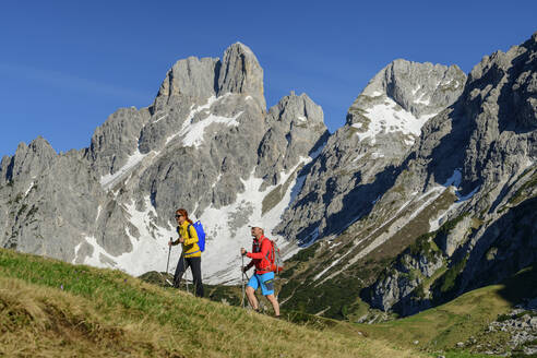 Wanderer wandern auf einem Berg in Salzburg, Österreich - ANSF00049