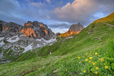 Sonnenlicht auf Bergen in den Karnischen Alpen, Kärnten, Österreich - ANSF00081