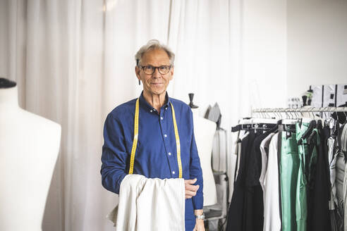 Porträt eines männlichen Unternehmers in einem Bekleidungsgeschäft - MASF26449
