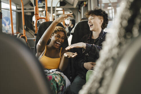 Fröhliche multirassische Freunde im Bus - MASF26710