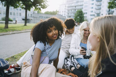 Weibliche und männliche Freunde verbringen ihre Freizeit im Park - MASF26888