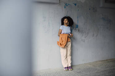 Female teenager standing against wall - MASF26904