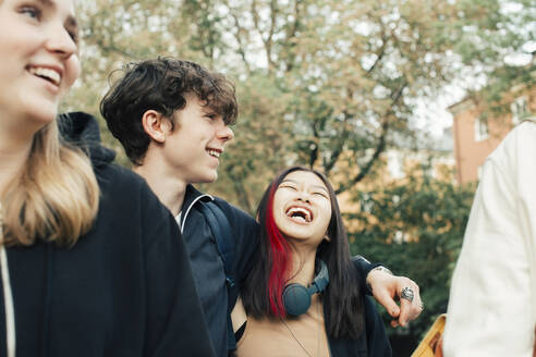 Cheerful male and female teenagers hanging out together - MASF26962