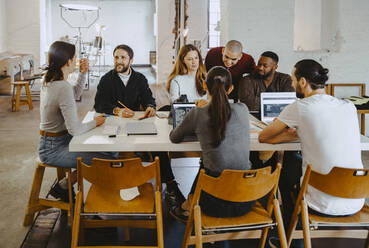 Computerprogrammierer diskutieren bei einem Treffen in einem Startup-Unternehmen - MASF27110