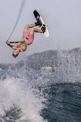 Junger Mann macht Stunt auf Wasserski - DAWF02083