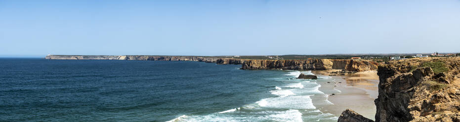 Panoramablick auf den Atlantischen Ozean und die Klippen von Praia do Tonel - AMF09291