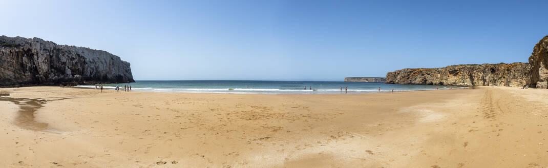 Panoramablick auf den Strand Praia do Beliche im Sommer - AMF09294