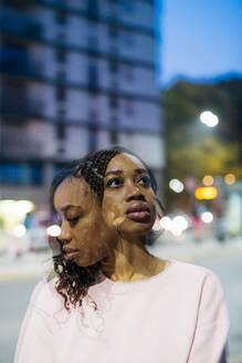 Doppelbelichtung einer jungen Frau mit geflochtenem Haar in der Stadt - MEUF04699