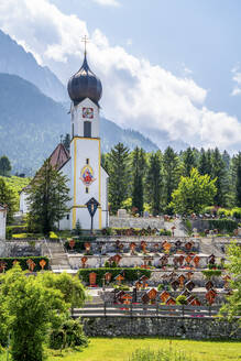 Deutschland, Bayern, Grainau, Kleiner Friedhof der Kirche St. Johannes der Täufer - PUF01984