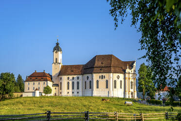 Deutschland, Bayern, Steingaden, Klarer Himmel über der Wallfahrtskirche von Wies - PUF01987