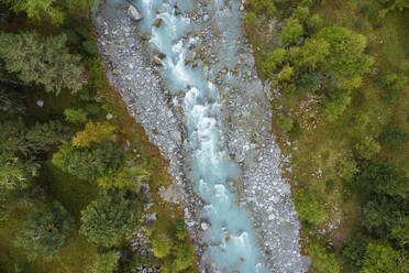 Drohnenansicht des Flusses Ova da Morteratsch, der durch das Val Morteratsch fließt - RUEF03412
