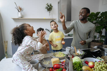 Happy family enjoying in kitchen - VYF00643