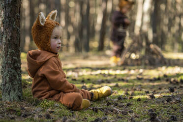 Niedliches Mädchen schaut im Wald weg - SSGF00194