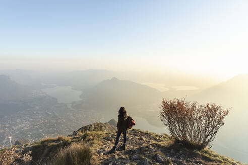 Wanderin auf Berggipfel bei Sonnenuntergang, Orobie Alpen, Lecco, Italien - MCVF00934