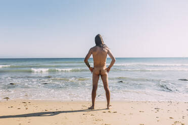 Nackter Mann mit Hand auf der Hüfte am Strand - EGHF00248