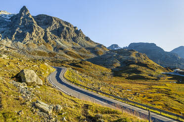 Leere Straße in Graubünden, Schweiz - STSF03063