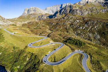 Kurvenreiche Straße durch die Berge in Graubünden, Schweiz - STSF03067