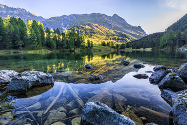 Spiegelung eines Berges im Wasser am Lai Da Palpuogna, Graubünden, Schweiz - STSF03071