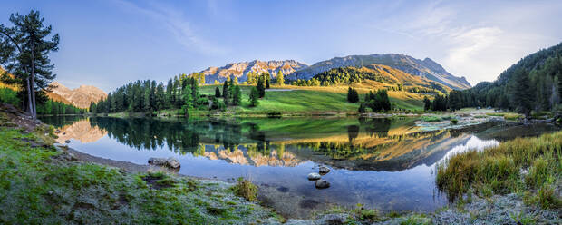 Spiegelung eines Berges im See Lai Da Palpuogna in Graubünden, Schweiz - STSF03072