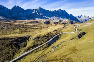 Bergstraße unter Himmel in Graubünden, Schweiz - STSF03075