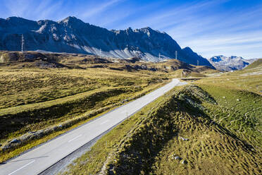 Leere Straße auf dem Berg am Albulapass, Graubünden, Schweiz - STSF03077