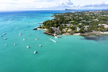 Mauritius, Pamplemousses, Grand-Baie, Blick aus dem Hubschrauber auf das türkisfarbene Wasser des Indischen Ozeans und die Küstenstadt im Sommer - AMF09297