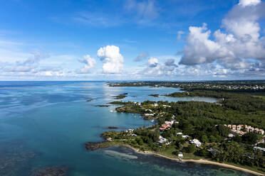 Mauritius, Riviere du Rempart, Cap Malheureux, Blick aus dem Hubschrauber auf den Indischen Ozean und das Küstendorf im Sommer - AMF09299