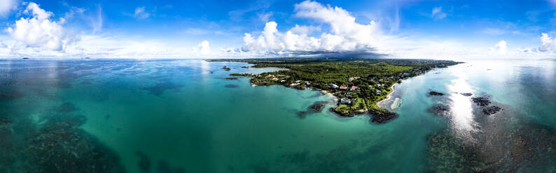 Mauritius, Riviere du Rempart, Cap Malheureux, Luftbildpanorama des Indischen Ozeans mit Insel im Hintergrund - AMF09300