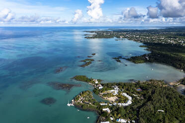 Mauritius, Riviere du Rempart, Cap Malheureux, Blick aus dem Hubschrauber auf den Indischen Ozean und das Küstendorf im Sommer - AMF09301