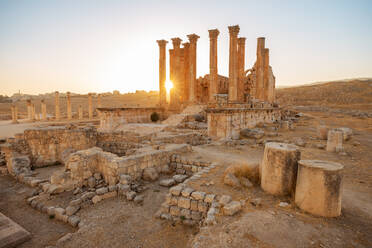 Jordanien, Jerash Governorate, Jerash, Ruinen des Artemis-Tempels bei Sonnenuntergang - FPF00227