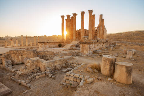 Jordan, Jerash Governorate, Jerash, Ruins of Temple of Artemis at sunset - FPF00227