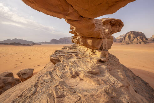Jordan, Aqaba Governorate, Natural arch in Wadi Rum - FPF00232