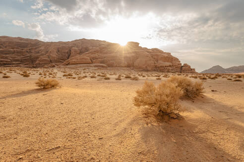 Jordan, Aqaba Governorate, Sun setting over Wadi Rum - FPF00233