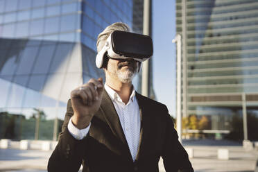 Geschäftsmann mit Virtual-Reality-Headset - JCCMF04386