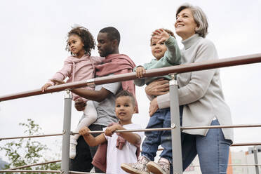 Kinder stehen mit Vater und Großmutter am Geländer - VYF00730