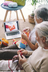 Paar sieht sich zu Hause auf dem Laptop ein Online-Tutorial an - SIPF02670
