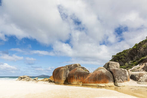 Sommerwolken über Felsbrocken am Squeaky Beach im Wilsons Promontory National Park - FOF12263