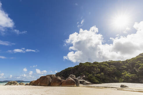 Die Sonne scheint auf die Felsbrocken am Squeaky Beach im Wilsons Promontory National Park - FOF12264