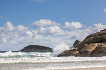 Wellen, die den Sand von Squeaky Beach im Sommer streifen - FOF12266