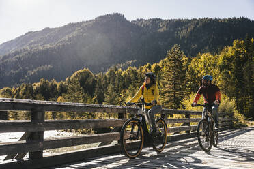 Paar auf Fahrrädern an einem sonnigen Tag - UUF25040