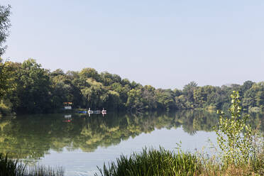 Deutschland, Sachsen, Leipzig, Bäume spiegeln sich im Auensee im Sommer - GWF07237