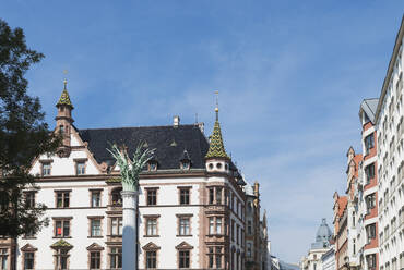 Deutschland, Sachsen, Leipzig, Säule und historische Wohnungen am Nikolaikirchplatz - GWF07239