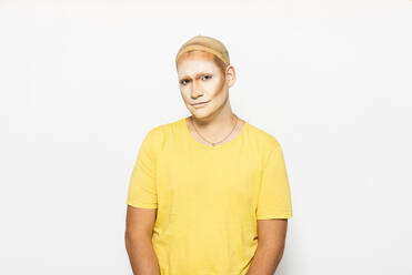 Mann mit Make-up im Gesicht vor weißem Hintergrund - GPF00128