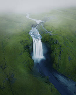 Luftaufnahme des lange freigelegten Wasserfalls Skogafoss, Island. - AAEF13188