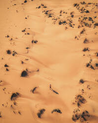 Luftaufnahme eines Forschers in der Strandwüste von Sampieri, Sizilien. - AAEF13199