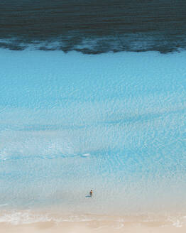 Luftaufnahme einer Person beim Baden, San VIto Lo Capo, Sizilien. - AAEF13200
