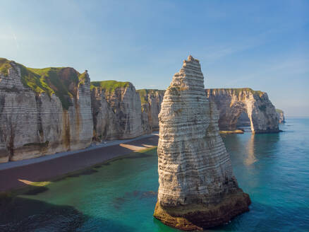 Luftaufnahme des Gipfels von Etretat und Manneporte, Normandie, Frankreich. - AAEF13207