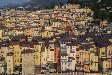 Luftaufnahme von bunten Häusern in Menton, Côte d'Azur, Frankreich. - AAEF13210