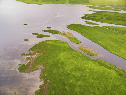 Luftaufnahme eines Sees im Vatnsdalur, Nordisland. - AAEF13227