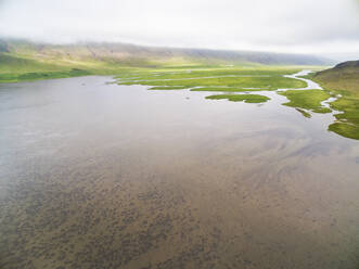 Luftaufnahme eines Sees im Vatnsdalur, Nordisland. - AAEF13228